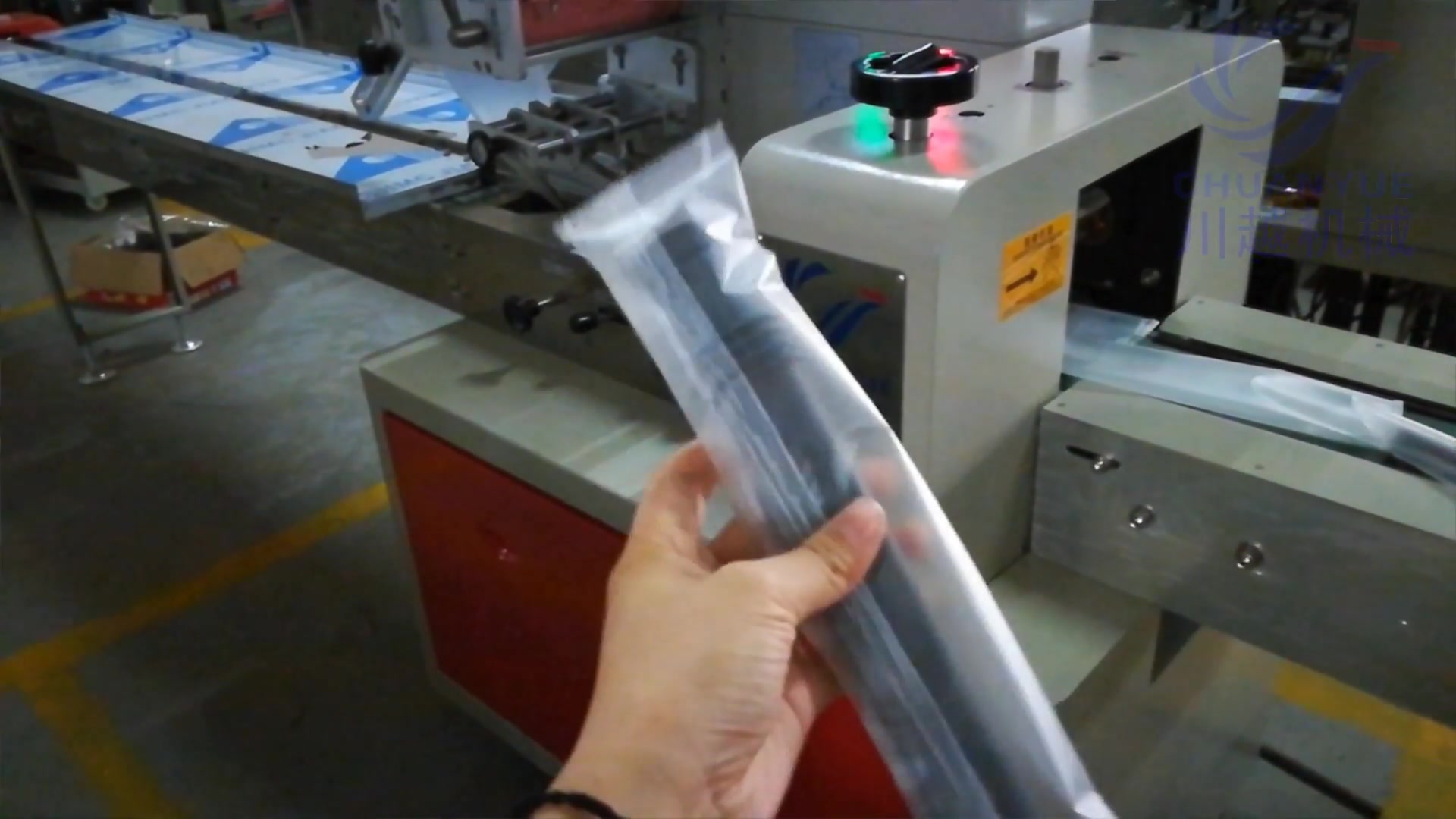 高效自动化解决方案 枕式上走纸吸尘器吸嘴自动包装机与配件包装机械的制造与应用